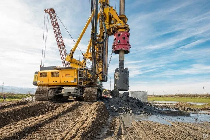 Роторная буровая установка бурит скважину под сваю